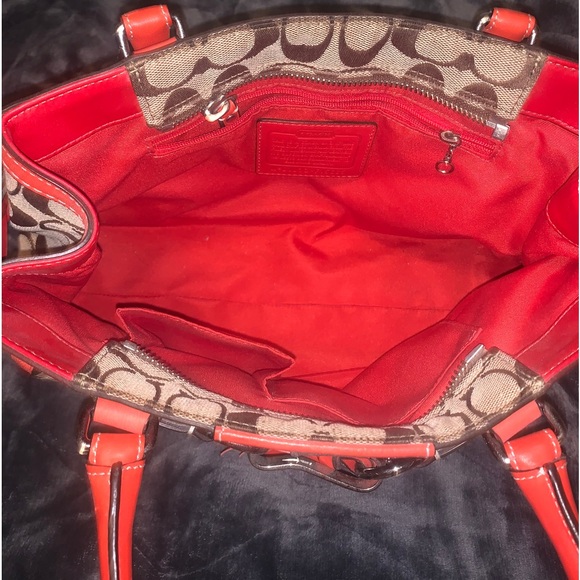 Coach Hamptons Signature Medium Carryall Tote this handbag is in great condition - Picture 4 of 8